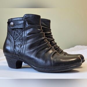 Rockport Black Ruched Laser Cut Floral Leather Ankle Boots Sz 7.5 Cottagecore
